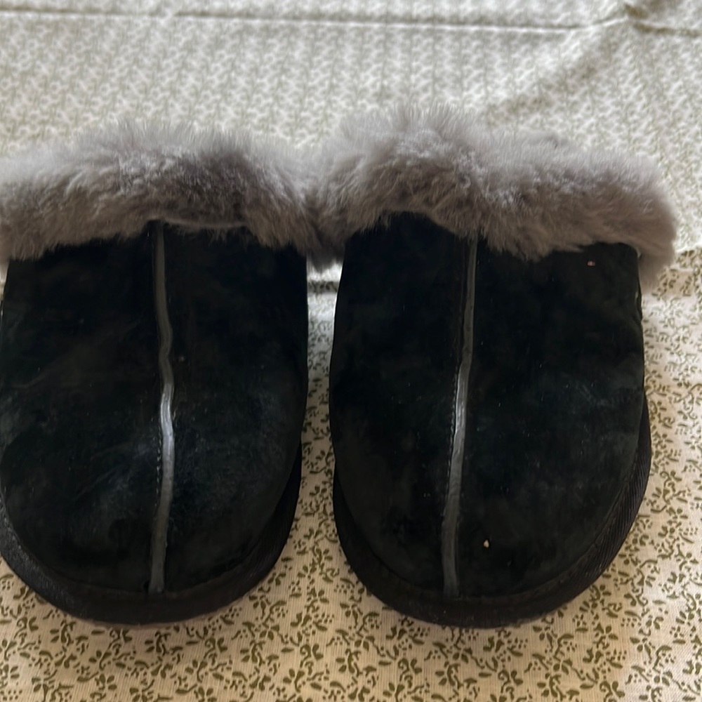 Black Ugg slippers with gray fur size 9